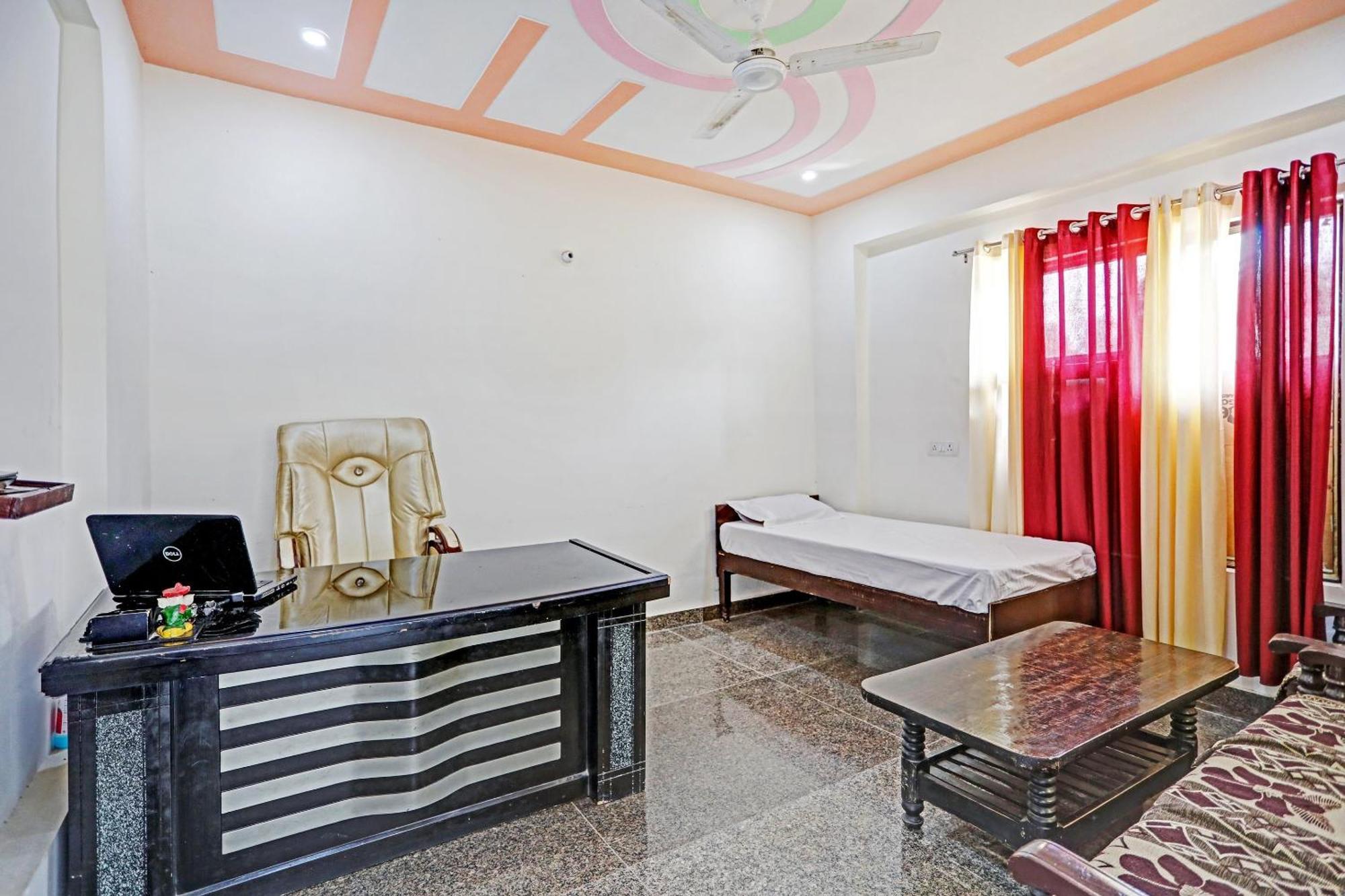 Capital O Friends Zone The Guest House Большая Нойда Экстерьер фото