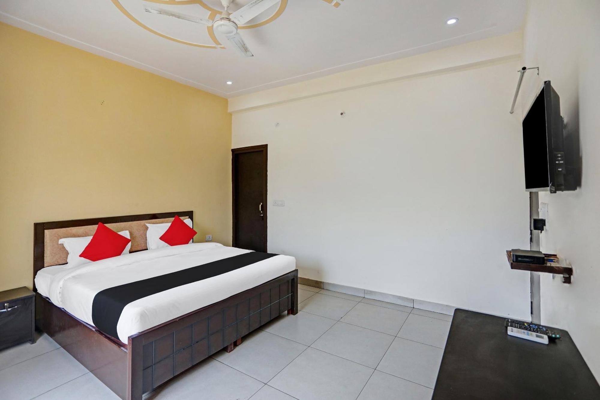Capital O Friends Zone The Guest House Большая Нойда Экстерьер фото